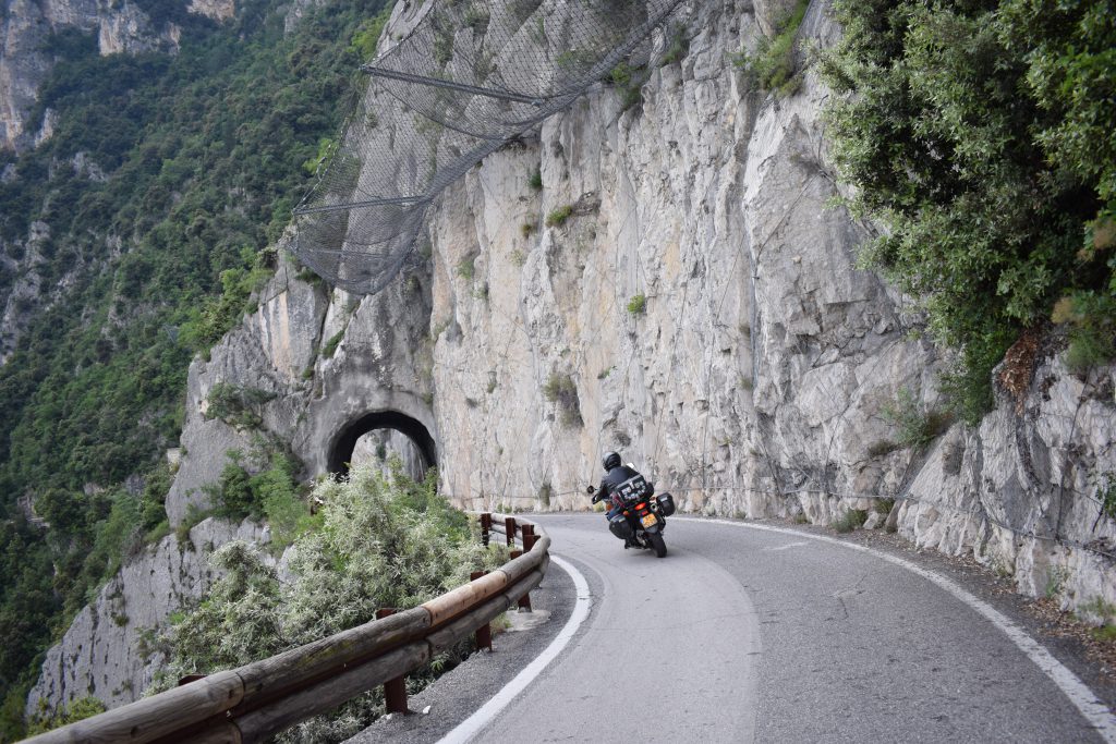 Wegen rondom lago di Garda in Italië Suzuki dl650 vstrom